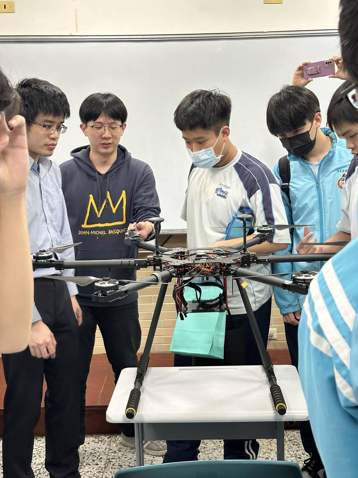 聆聽學長介紹六軸飛行機