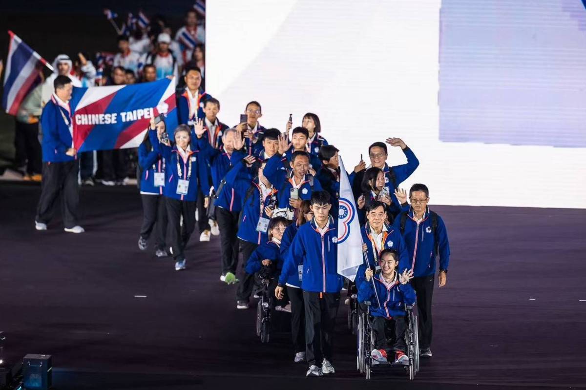 我國代表團由2024巴黎帕拉林匹克運動會桌球C11級銀牌陳柏諺及2024世界能力青年運動會田徑T71級金牌姚宥米擔任掌旗官率領進場。(運動部提供)