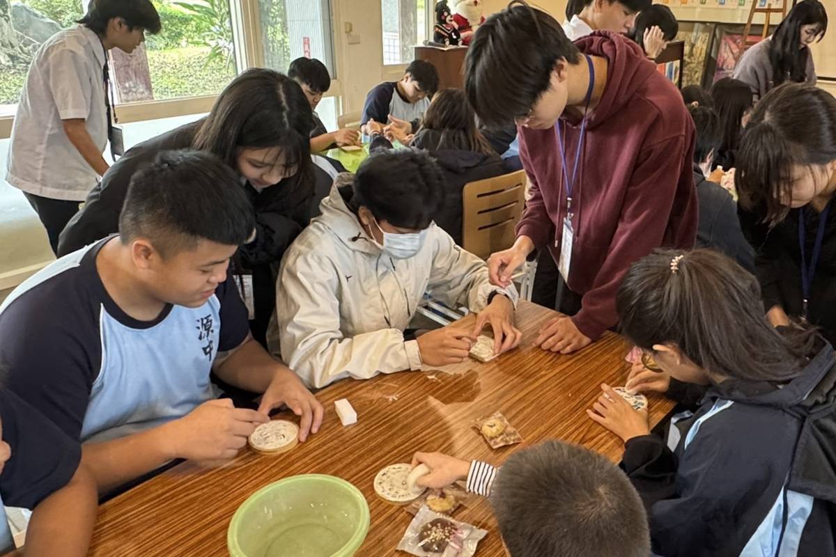 富源國中學生體驗馬賽克拼貼