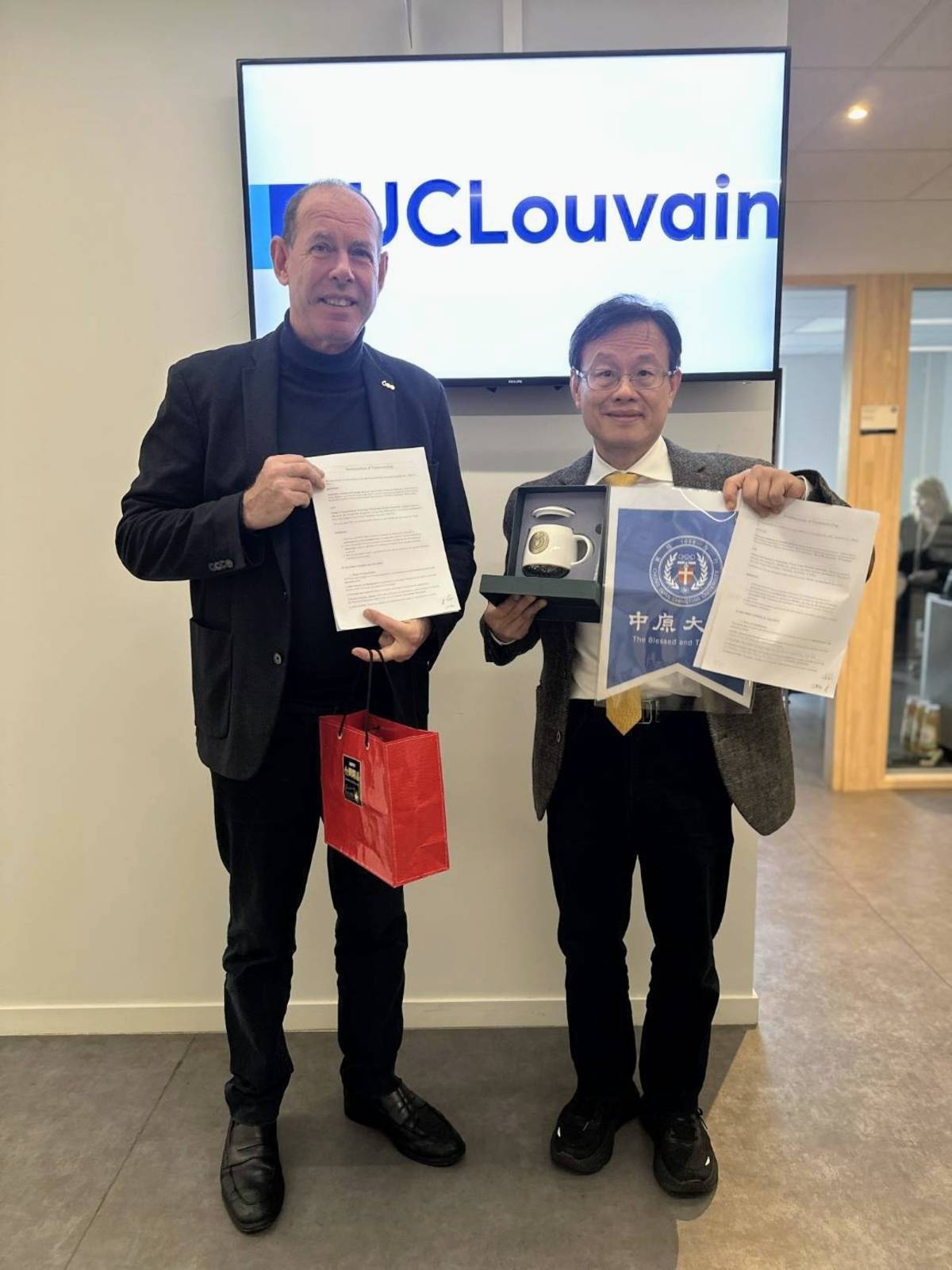 中原大學半導體產業學院院長傅昭銘（右）與UC_Louvain研發處主任Xavier_Lepot（左）代表兩校簽署MOU。(中原大學提供)