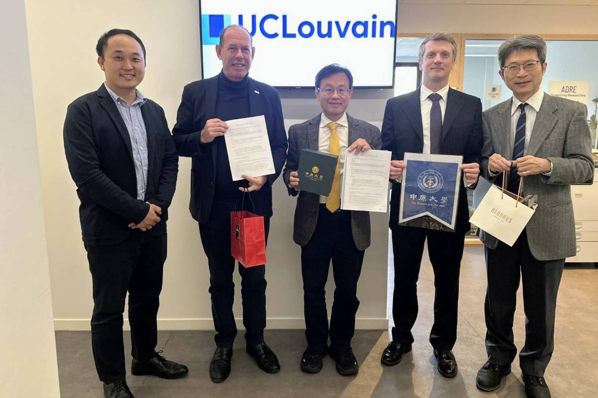 中原大學副校長吳宗遠（右一）率團赴比利時UC_Louvain，與WINFAB團隊簽署合作備忘錄。(中原大學提供)