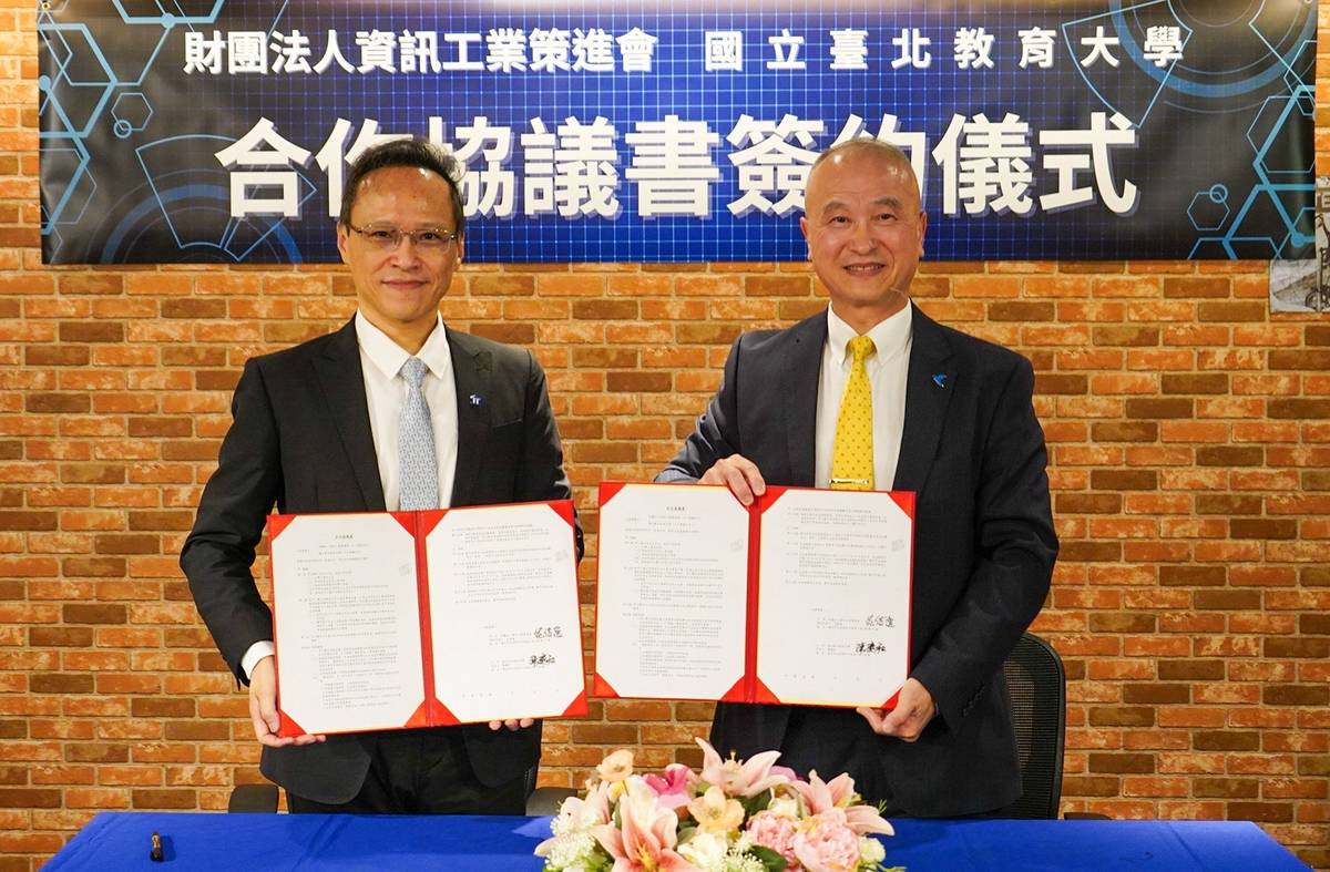 國北教大校長陳慶和(右)與資策會執行長范俊逸簽屬合作協議。(國北教大提供)