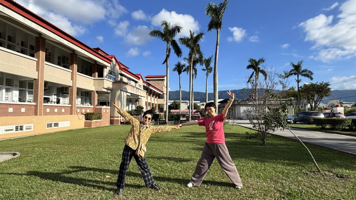 114年師鐸獎得主 池上國中張淨宜老師(左)