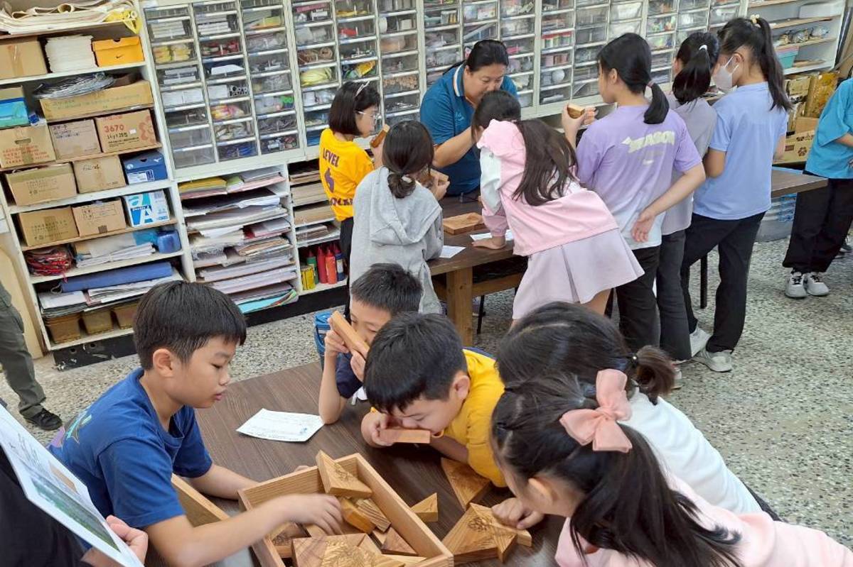 這次闖關設計透過觀察、觸摸、比較多種國產材教具，讓孩子在遊戲中，體驗不同樹種的獨特風貌。