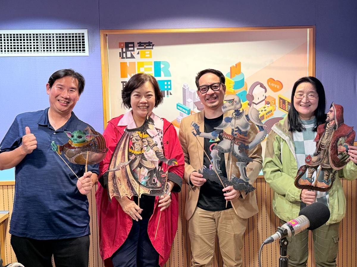 來賓Tintoy(右二)與鑀枚(左二)與主持人們，還有各個星際大戰中的皮影腳色，其中振南拿著最愛的尤達大師。