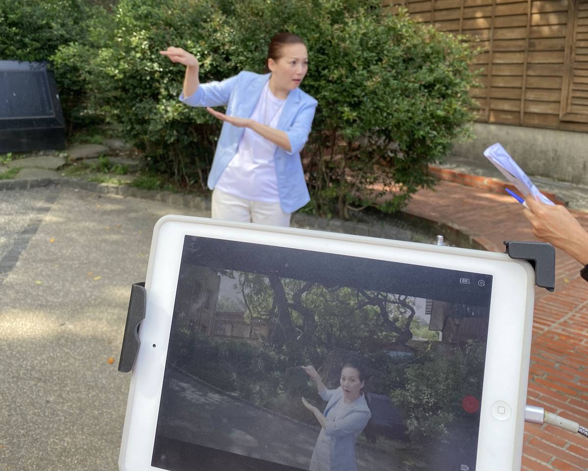 黃金博物館邀請知名手語主播王曉書演示館舍介紹
