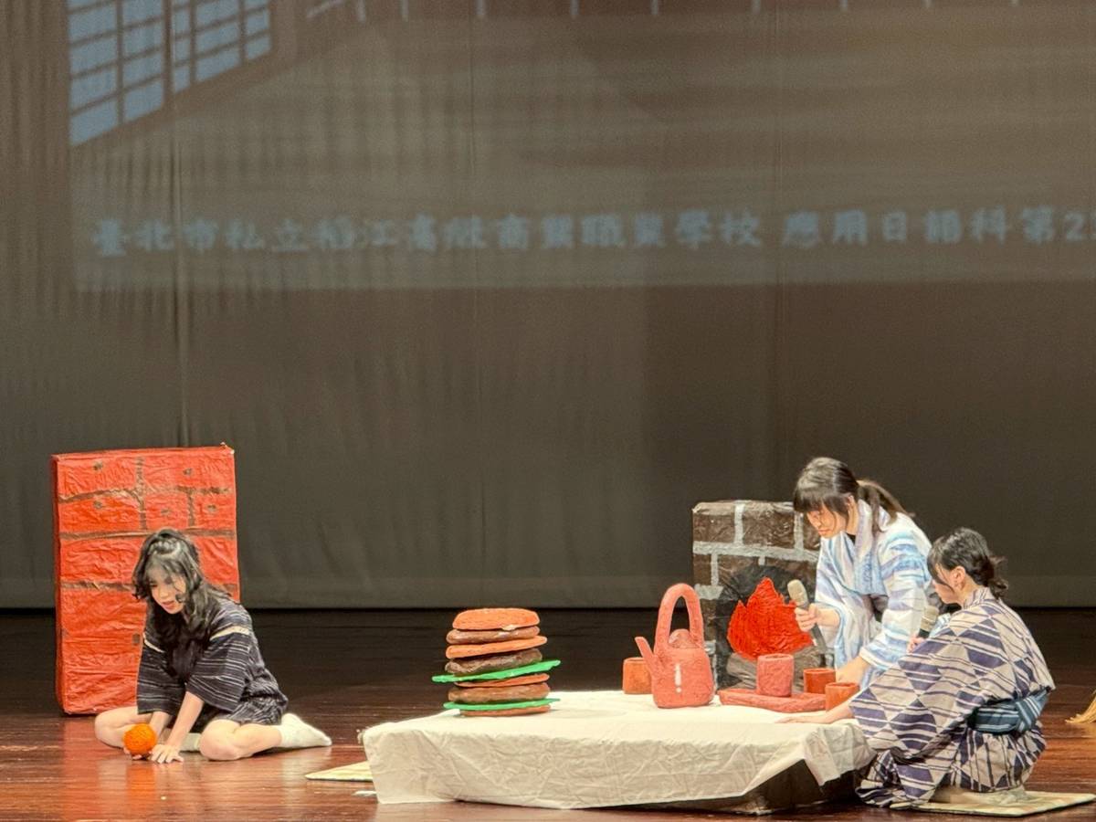 學生改編日本民間故事｢山幸彦と海幸彦」進行戲劇演出