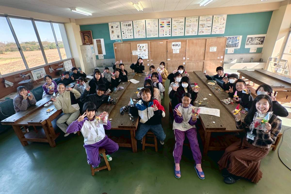 桃園社子國小學生參訪日本匝瑳市立榮小學，一同用自然素材「松果」進行手作