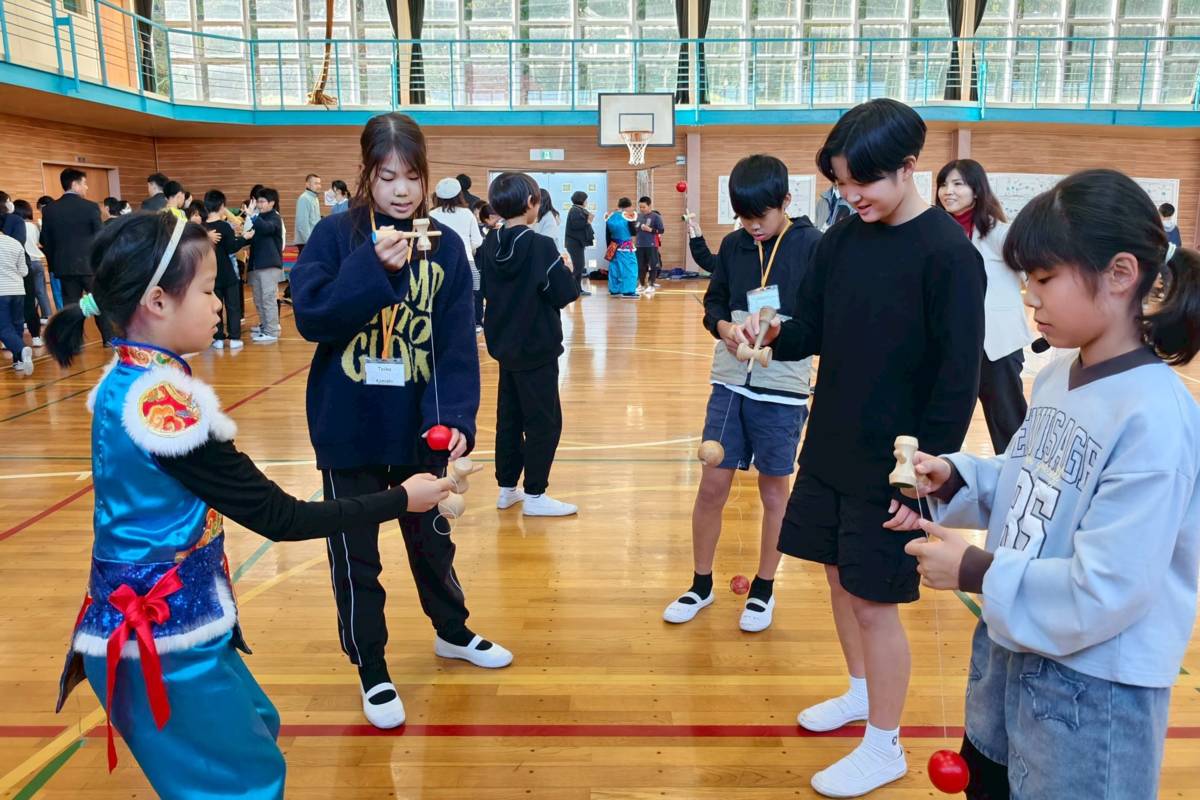 桃園社子國小學生參訪日本瑞穗小學，一起體驗傳統童玩劍玉