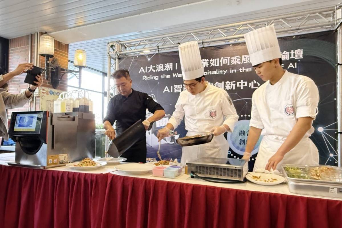 餐旅系學生和智能廚師PK客家小炒（圖:弘光科大提供）