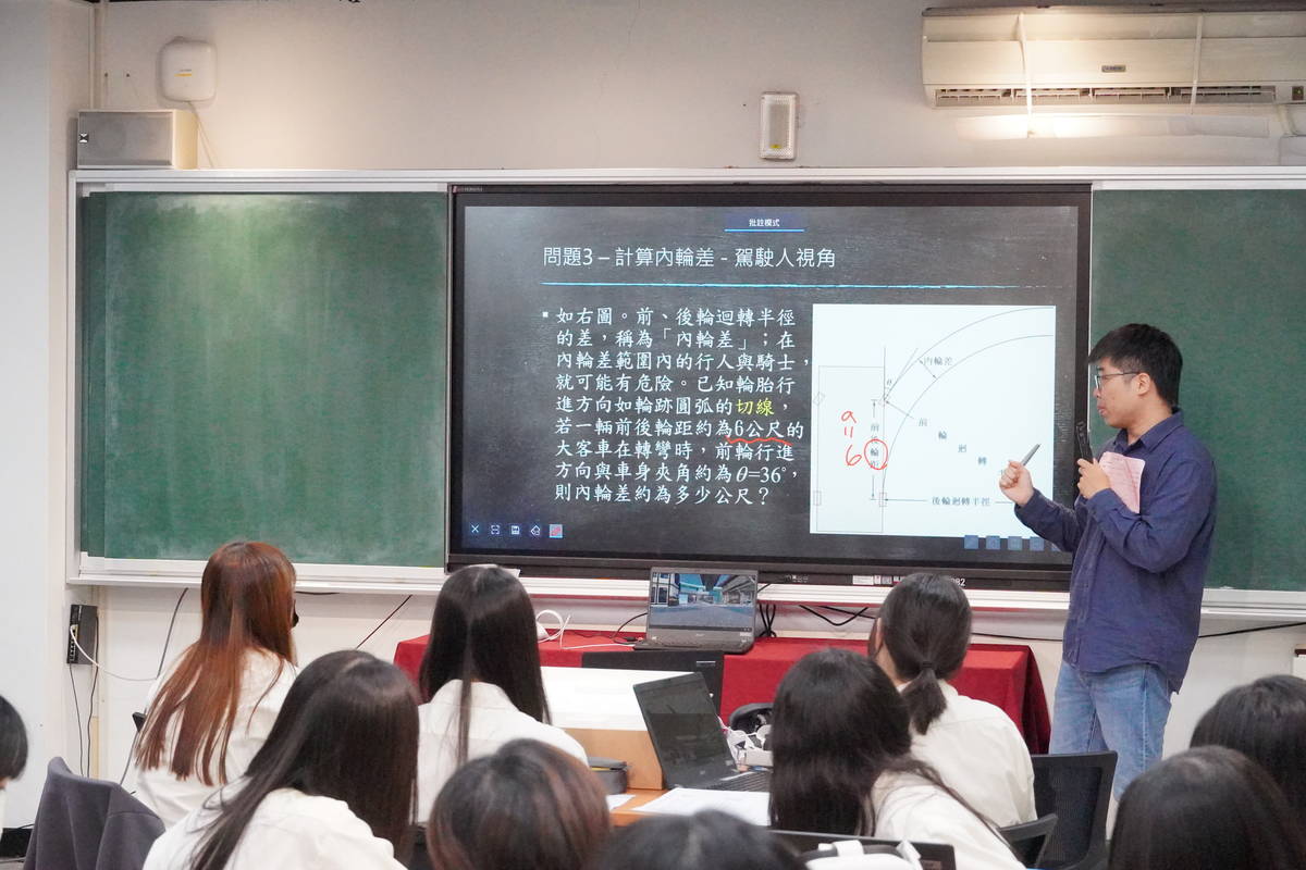 吳致誠老師進行授課