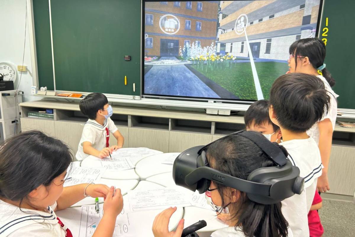 學生體驗「認識校園」VR沉浸式教材(照片提供:南港國小)