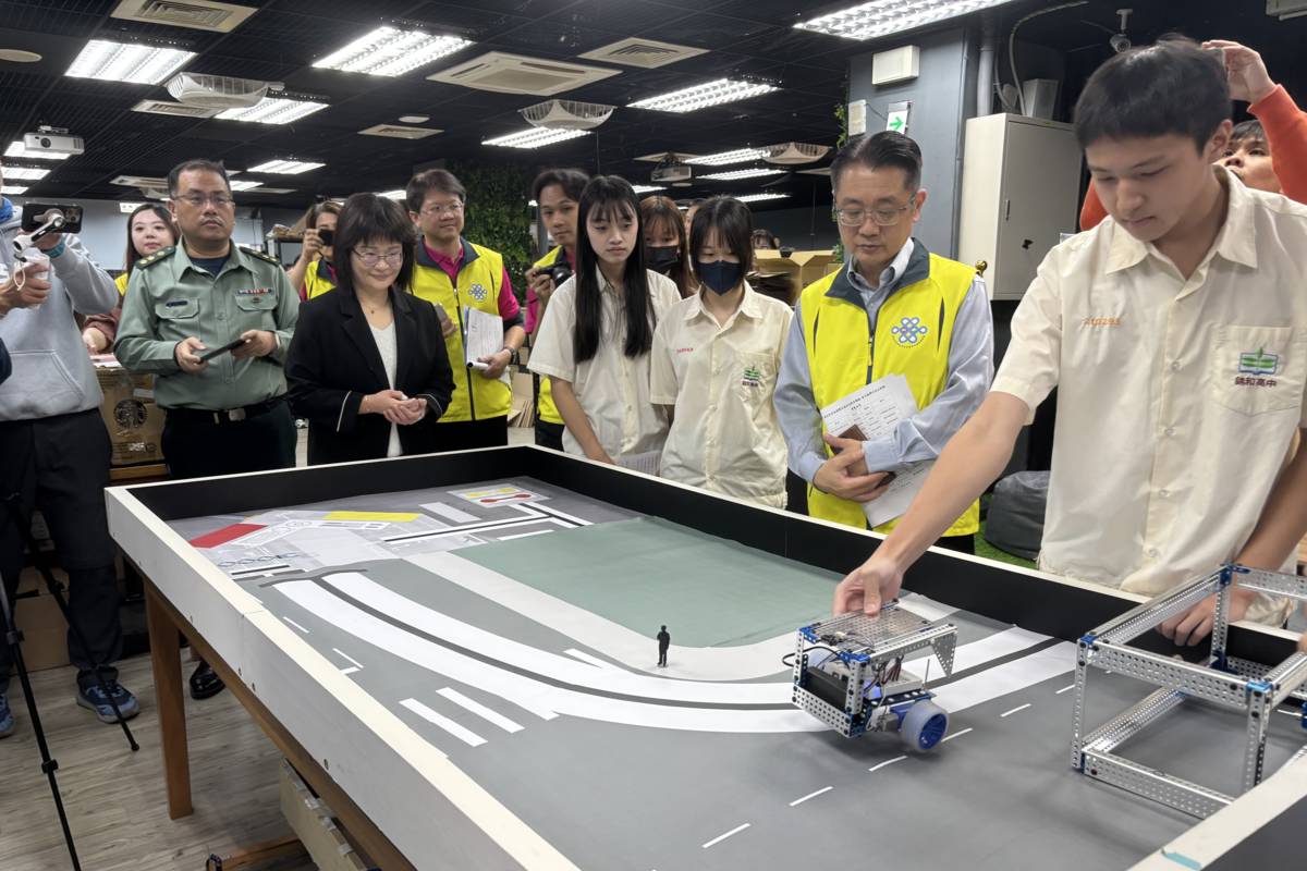 副局長與學生進行科技體驗