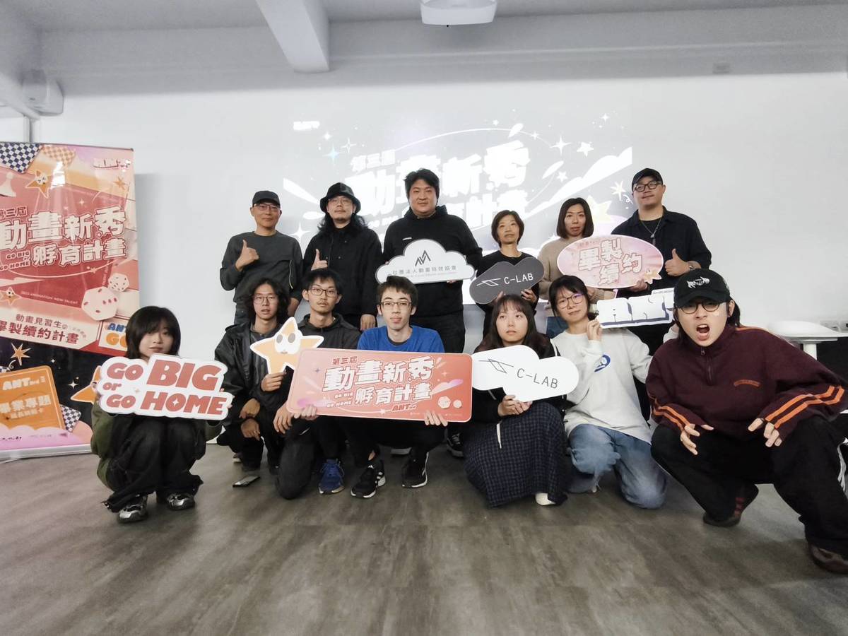 「動畫新秀孵育計畫」成果發表會，主辦單位、學生與動畫公司導師合影。