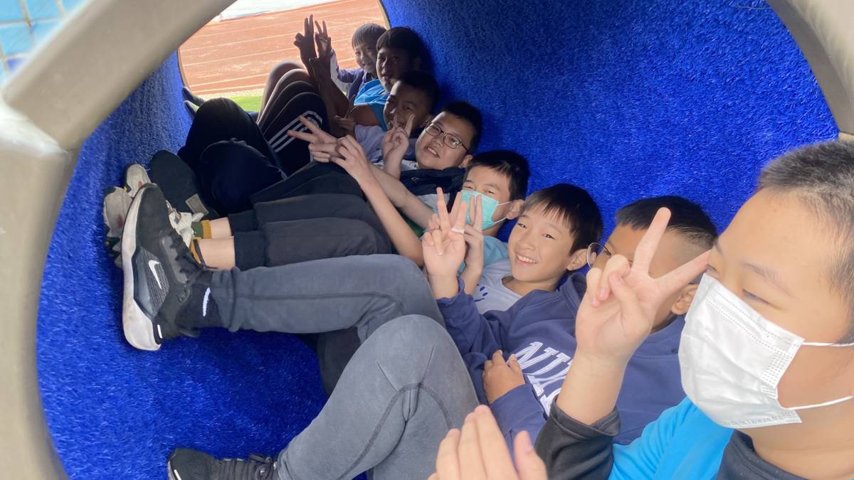 鯨魚溜滑梯下的涵洞