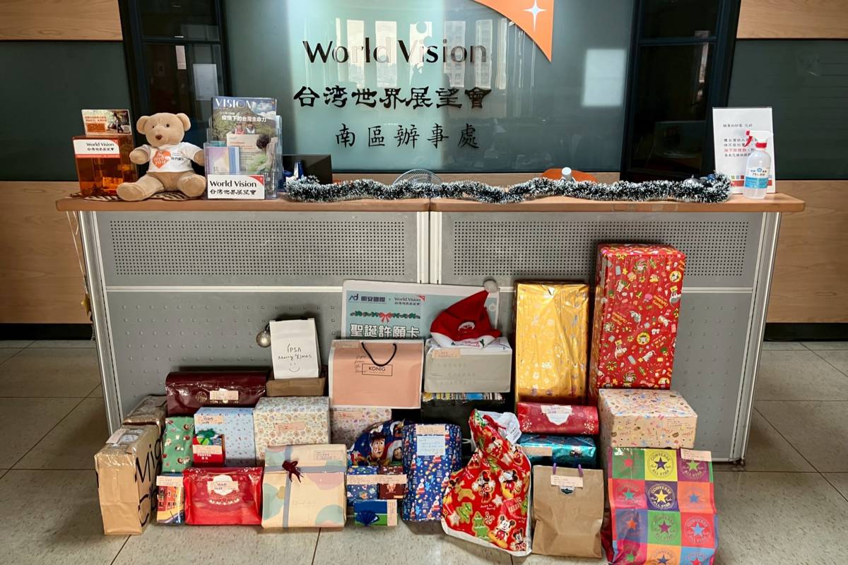 明安國際和發廠愛心同仁共同認領30份聖誕禮物