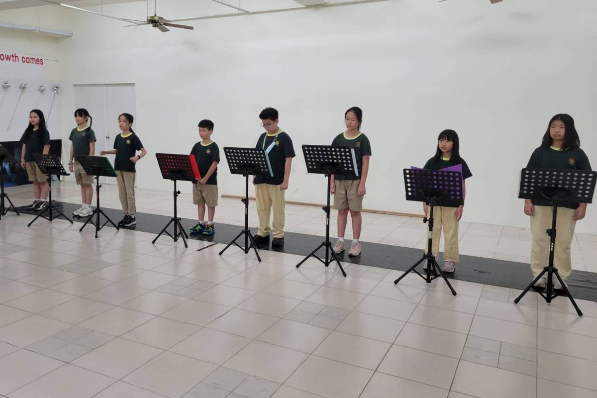 彩排時，學生們專注練習朗讀與肢體穩定度。