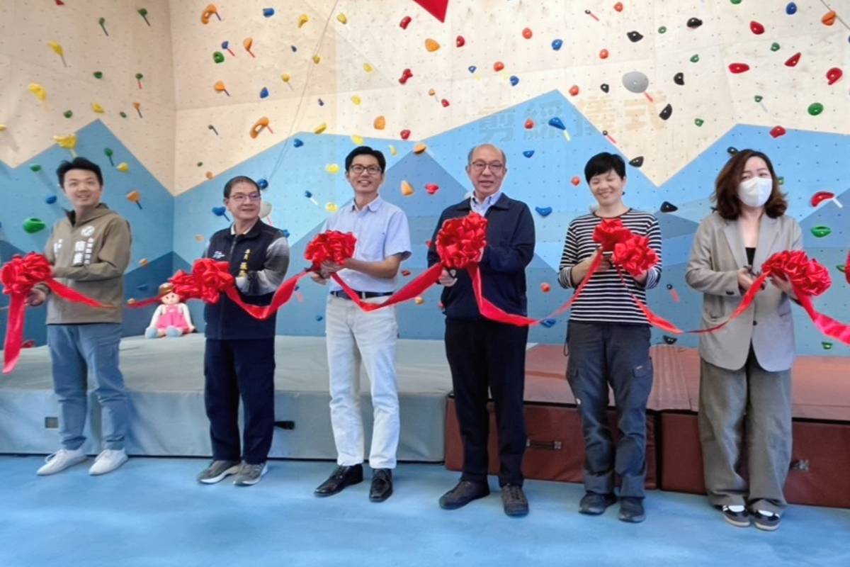 東大附特舉行融岩基地攀岩場落成典禮，全臺第一座友善身心障礙學生的校園共融攀岩場正式啟用，代理校長鄭復耀與嘉賓共同剪綵。