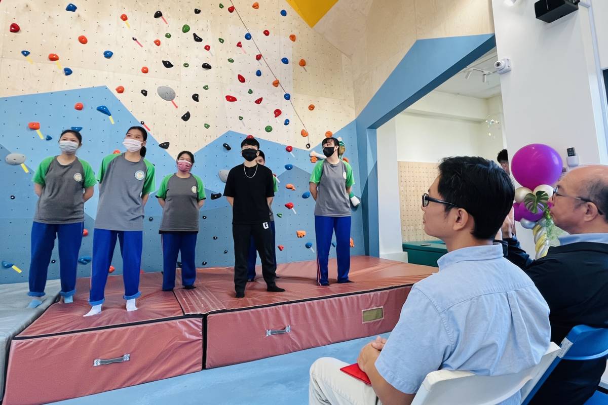東特學生表演歌唱慶祝攀岩場落成