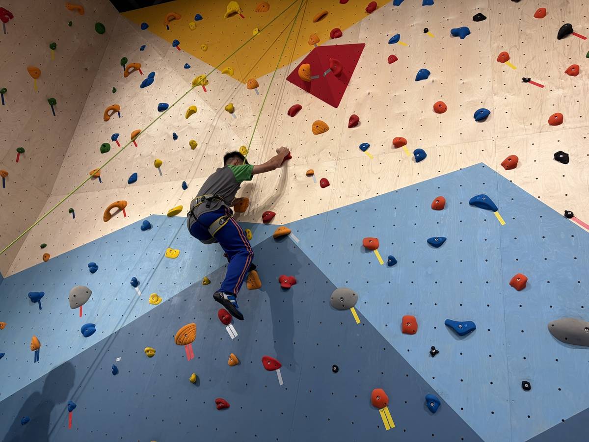 東特學生進行攀岩體驗