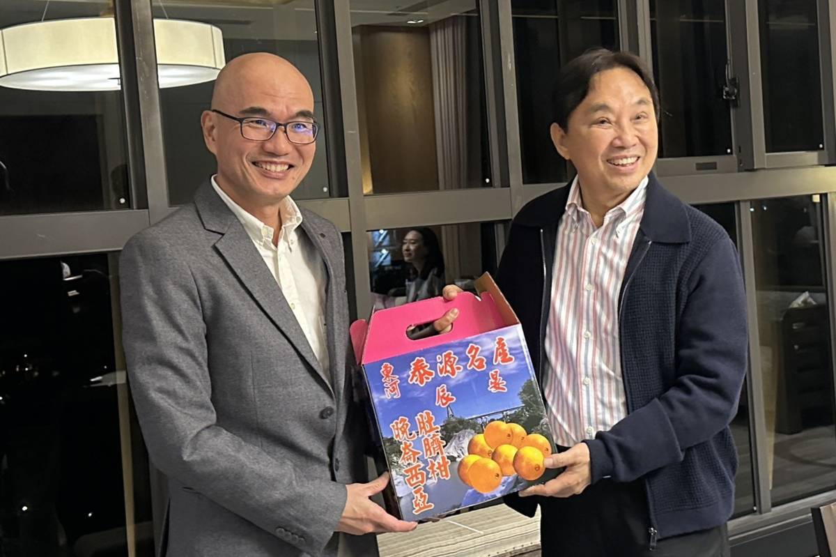 東大校長鄭憲宗致贈泰源的臍橙，讓洪振群總裁品嚐。