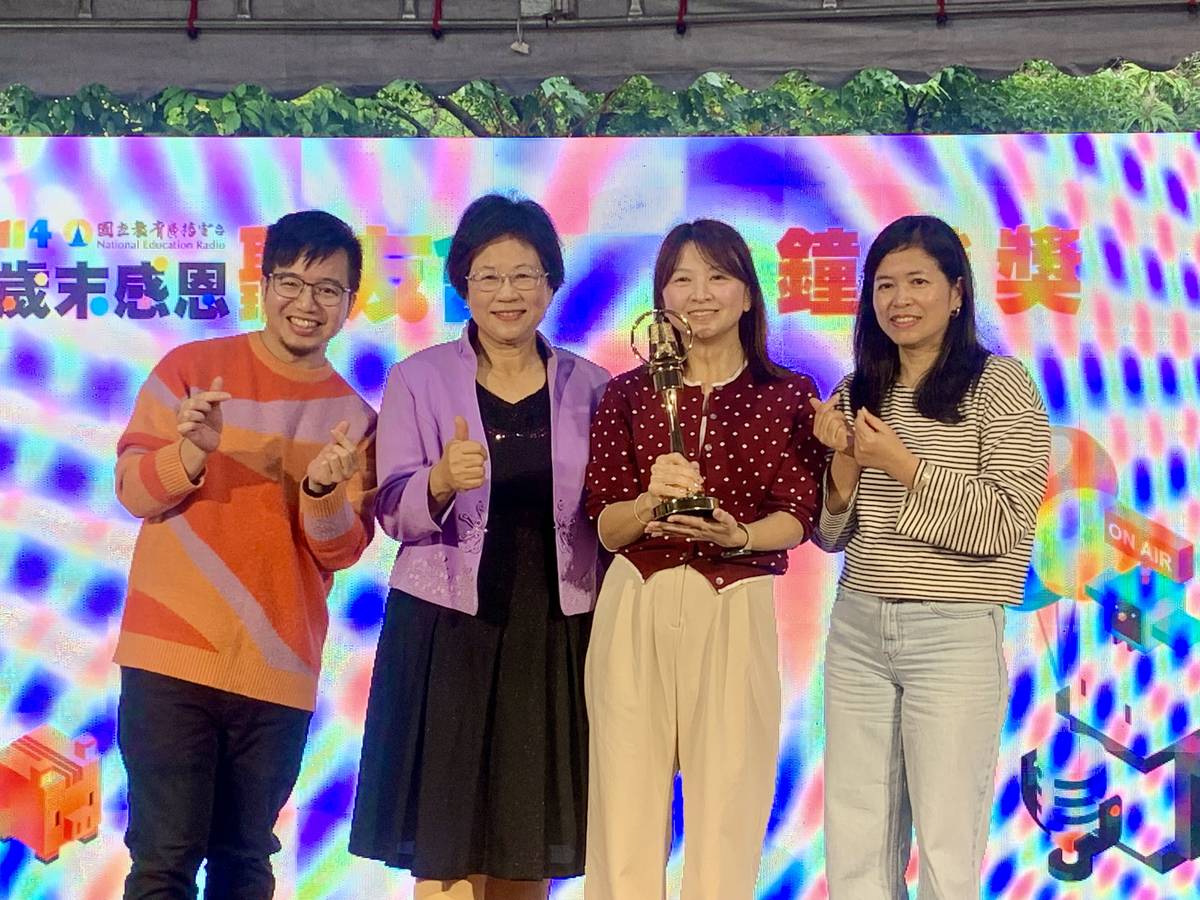 獲得廣播金鐘獎的節目主持人獻獎，與教育電臺黃月麗臺長(左2)、教育部終身司王鈴雅科長合影 (記者攝)