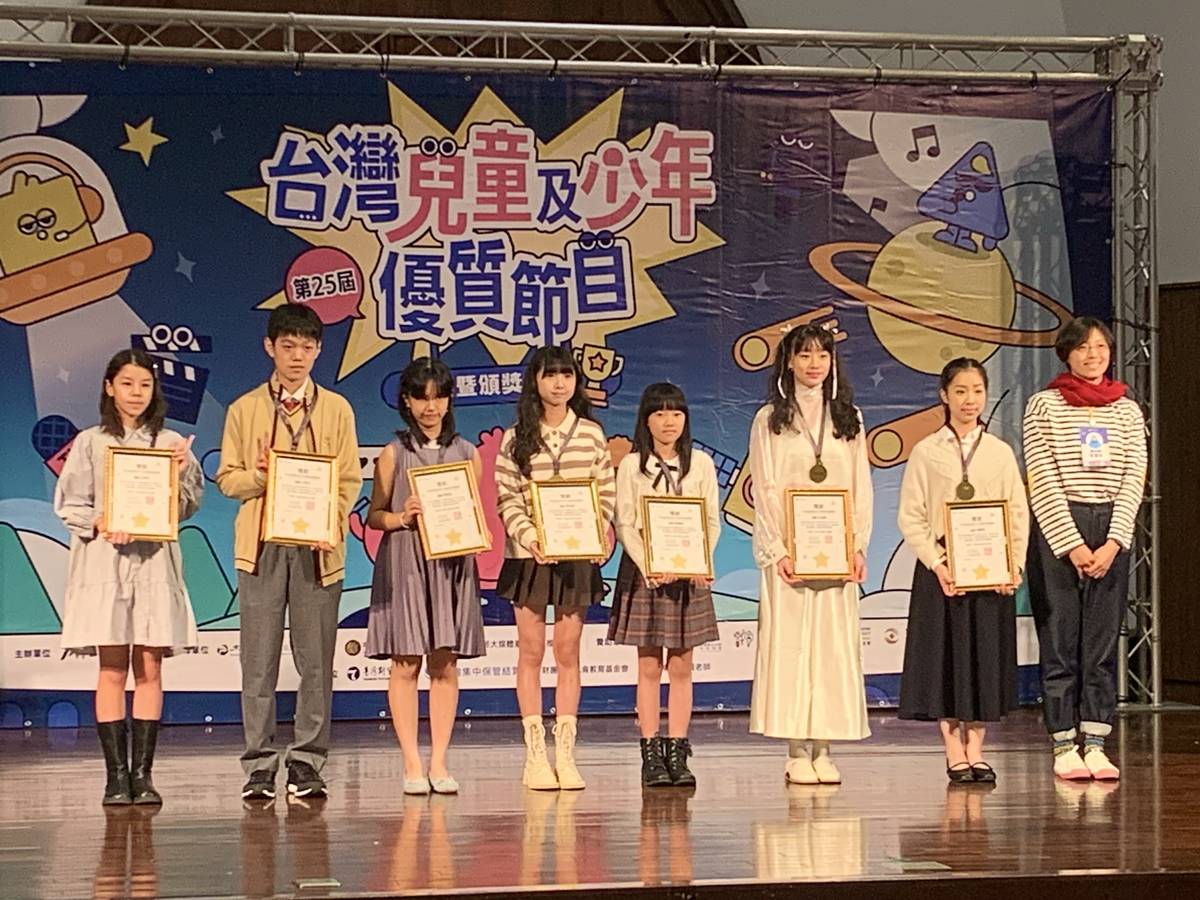 來自不同校園的學生組成兒少評審團提供兒少視角 (記者攝)