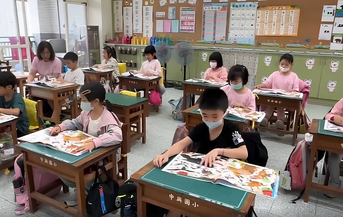 宜蘭縣中興國小校長入班陪伴學童英文閱讀，以身教支持與帶動英文閱讀(教育部提供)