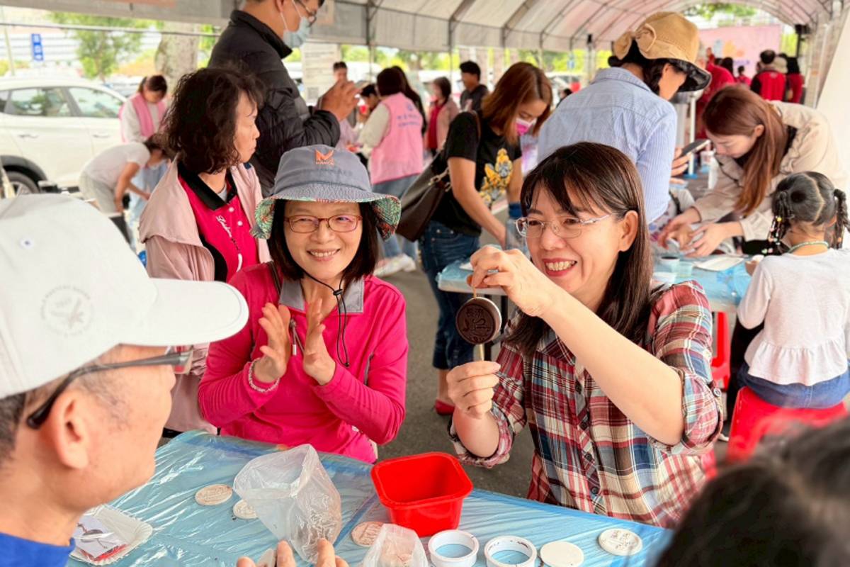 中臺科大USR「咖啡智慧革命」團隊利用丟棄咖啡渣設計手作DIY吊飾活動