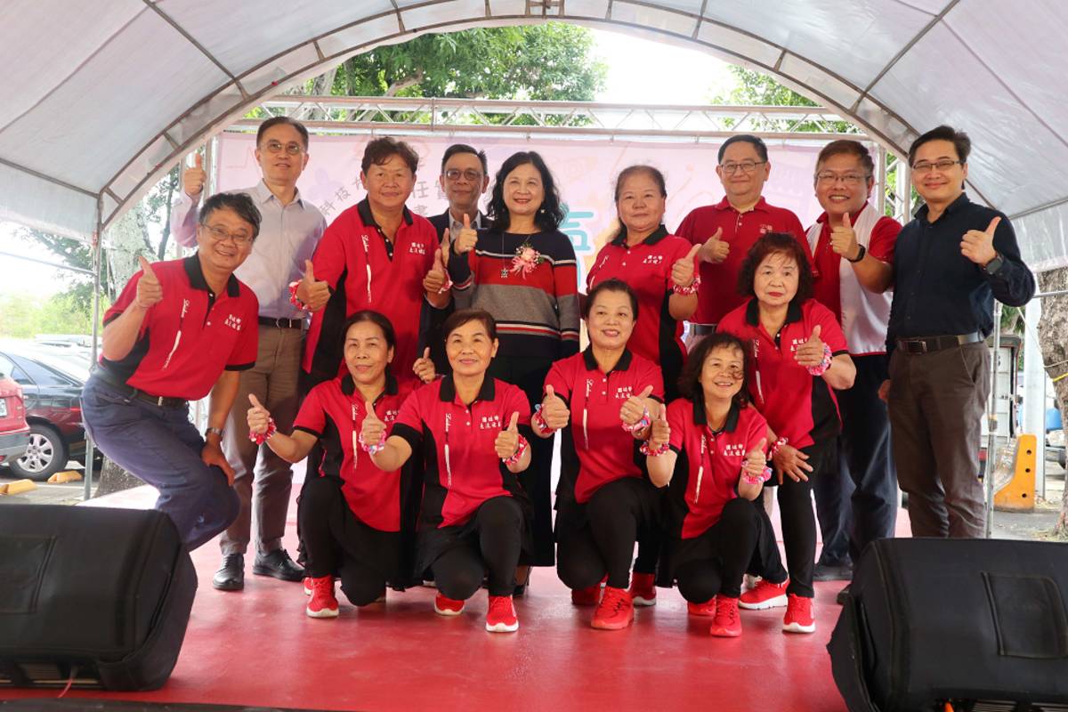 中臺科大陳錦杏校長攜師長們與USR實踐場域國姓鄉長流社區排舞班合影