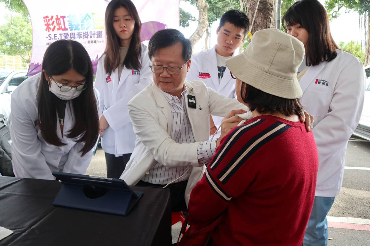 中臺科大醫放系及USR Hub「彩虹義診團」團隊提供甲狀腺檢測，協助社區里民檢視自身健康。