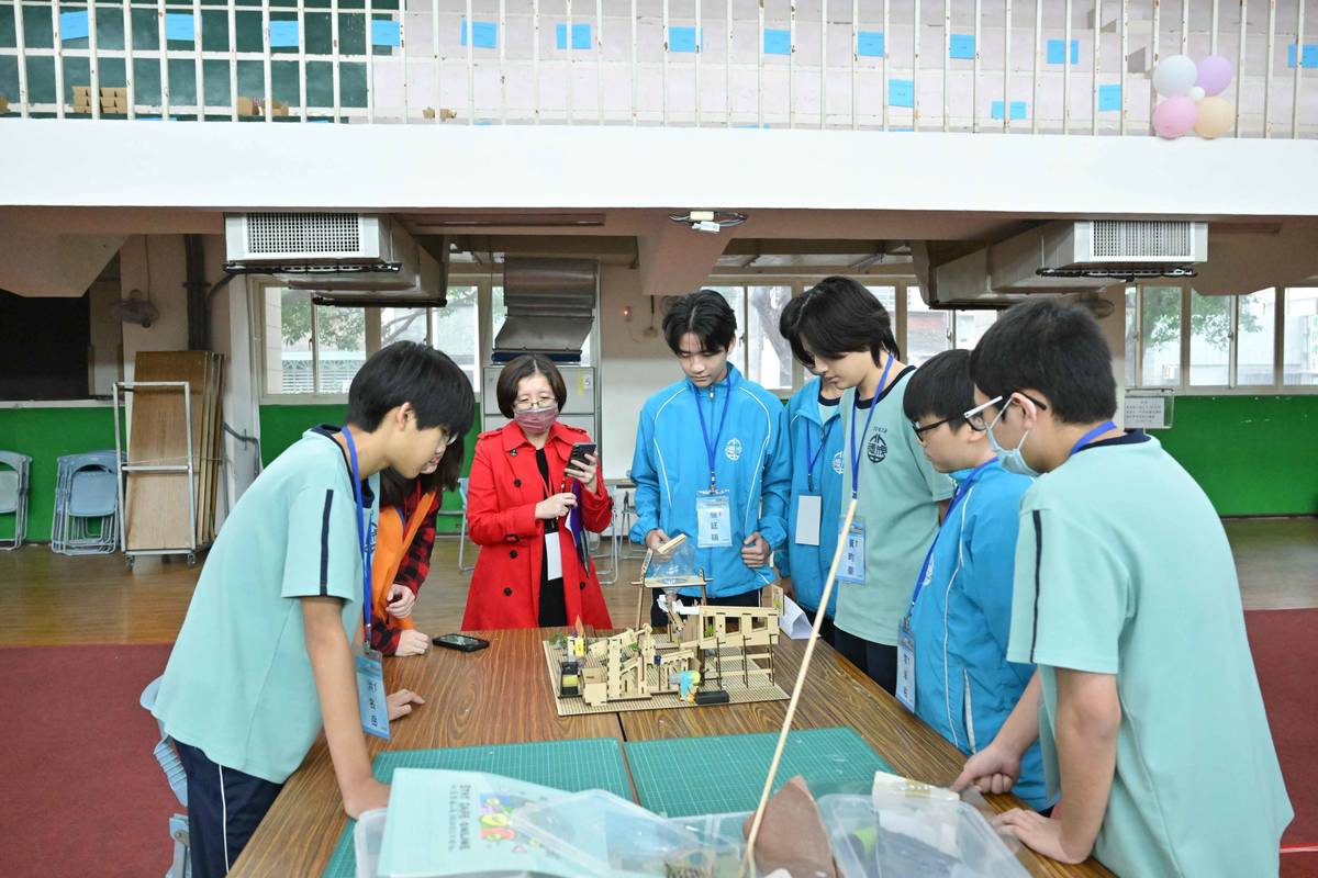 選手向評審說明機關設計