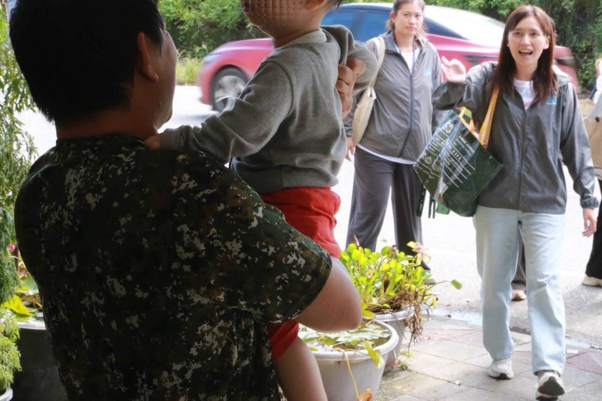 社工師周雅君(右一)陪伴偏鄉家庭