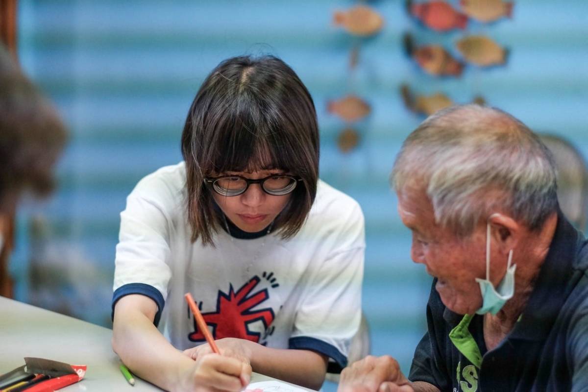 《愛在池上——吉瓜愛（Cikowa'ay）柑仔店再開張！》的張玫，讓店舖再次成為社區生活聚點。(教育部提供)