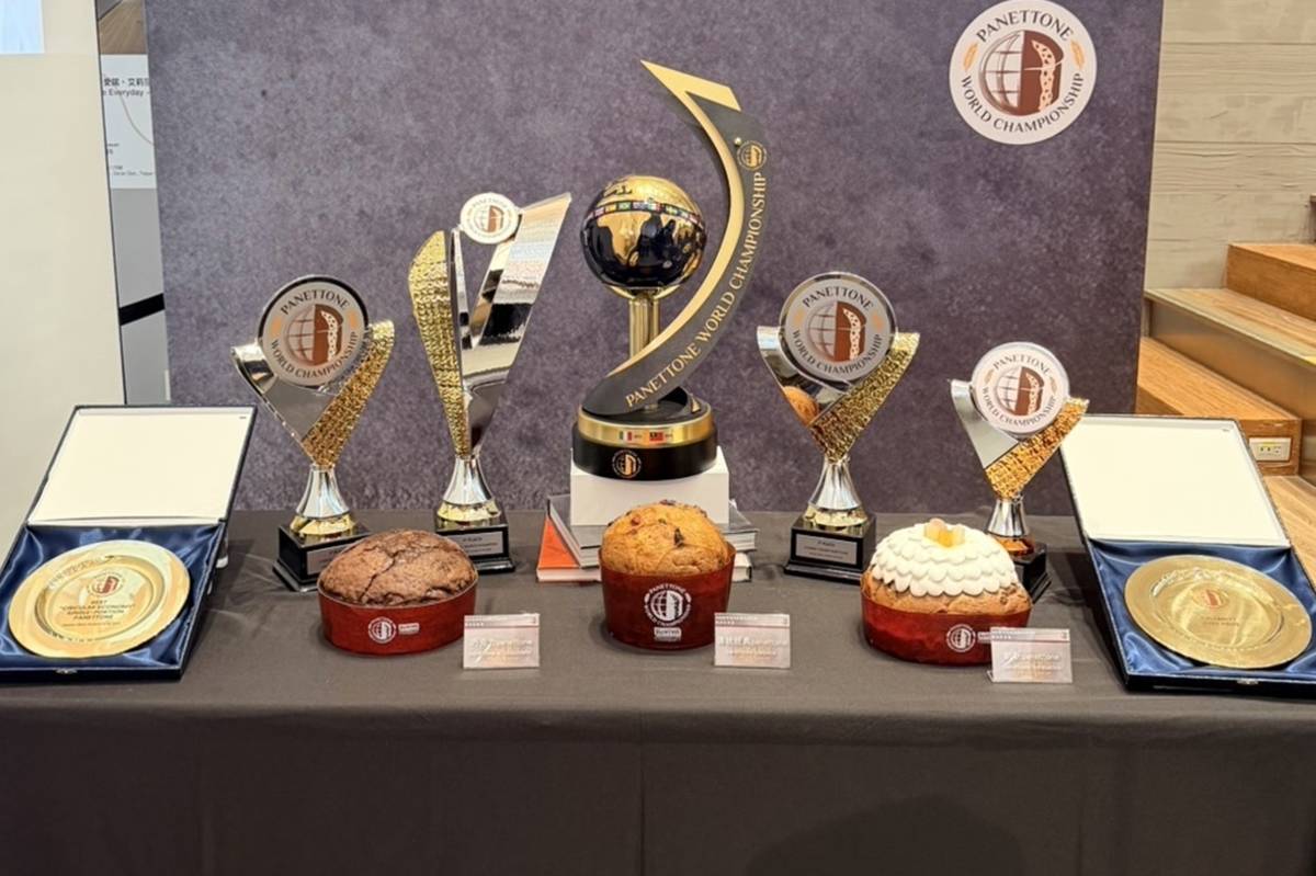 臺灣隊今年奪得「2025世界盃聖誕麵包大賽」總冠軍作品及獎盃。（圖：蔡約群提供）