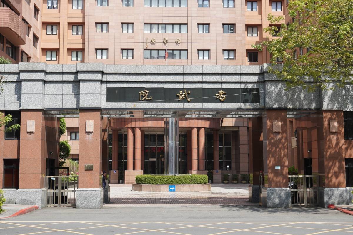 考試院院長周弘憲在國政茶敘中，針對退撫法修法表示擔憂。（考試院提供）