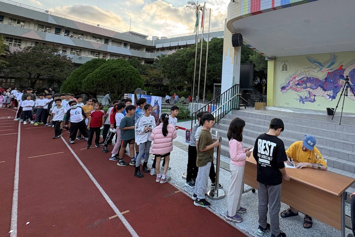 學生們排隊簽名