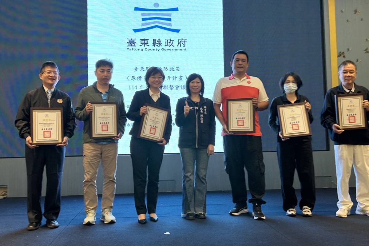 臺東縣政府社會處長陳淑蘭頒贈感謝狀給馬蘭榮家，感謝榮家與縣府簽署「天然災害民眾短期安置支援協定」。