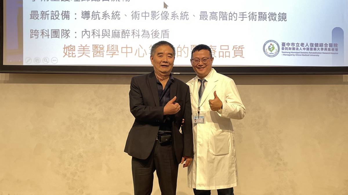 68 歲旅泰商人劉先生與臺中市立老人復健綜合醫院（中醫大市醫）腦血管中心李漢忠副院長進合影