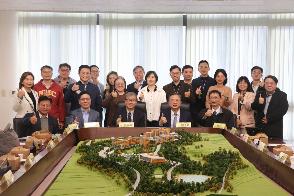 教育部部長鄭英耀(前排中)參訪馬偕醫學大學。(馬偕醫大提供)