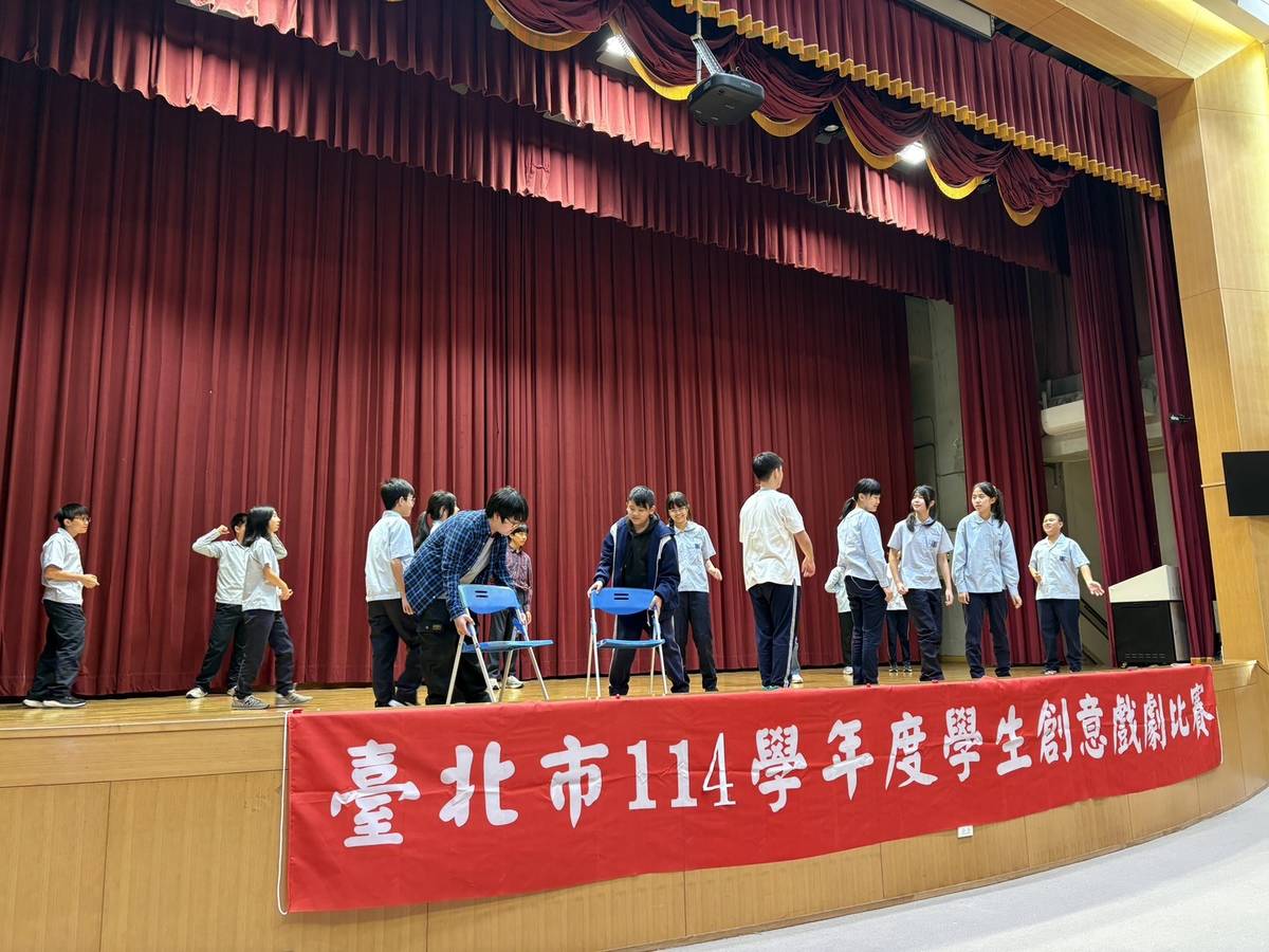 介壽國中在臺北市學生創意戲劇競賽展演學生真實故事改編的舞臺劇《青春的獨白練習》