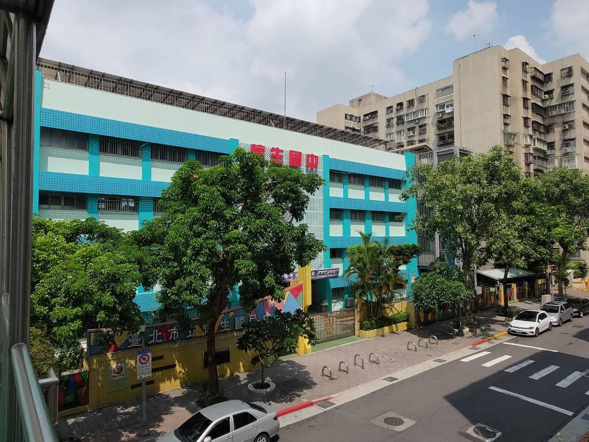 懷生國中外牆配合地景空總舊址的藍白設計