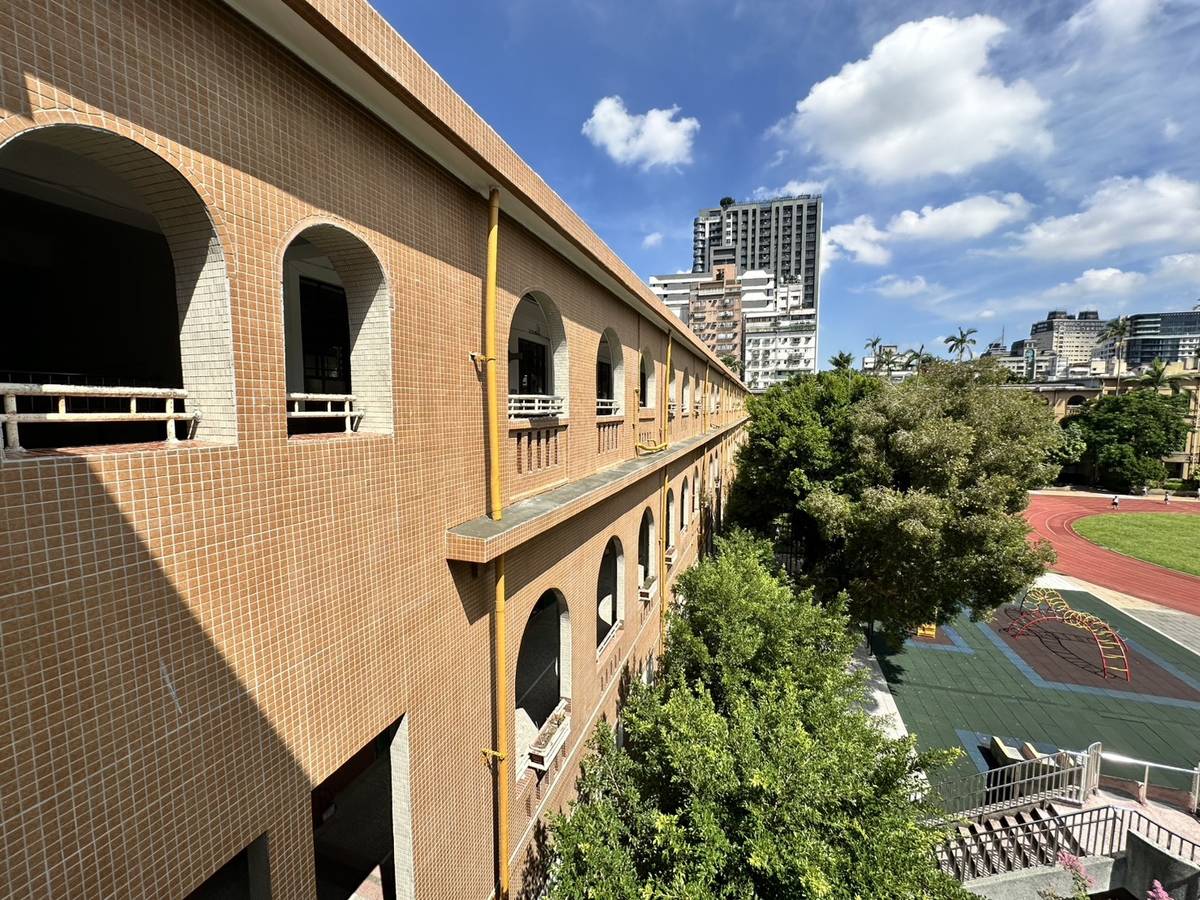 老松國小外牆修復，打造美麗的圓形拱門長廊