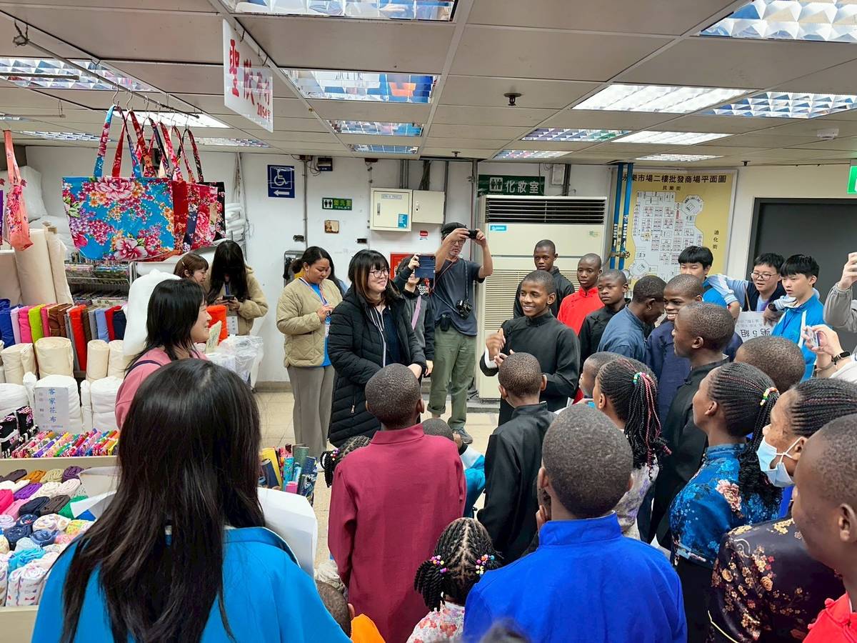 賴索托學生走訪大稻埕，與永樂布市商家互動