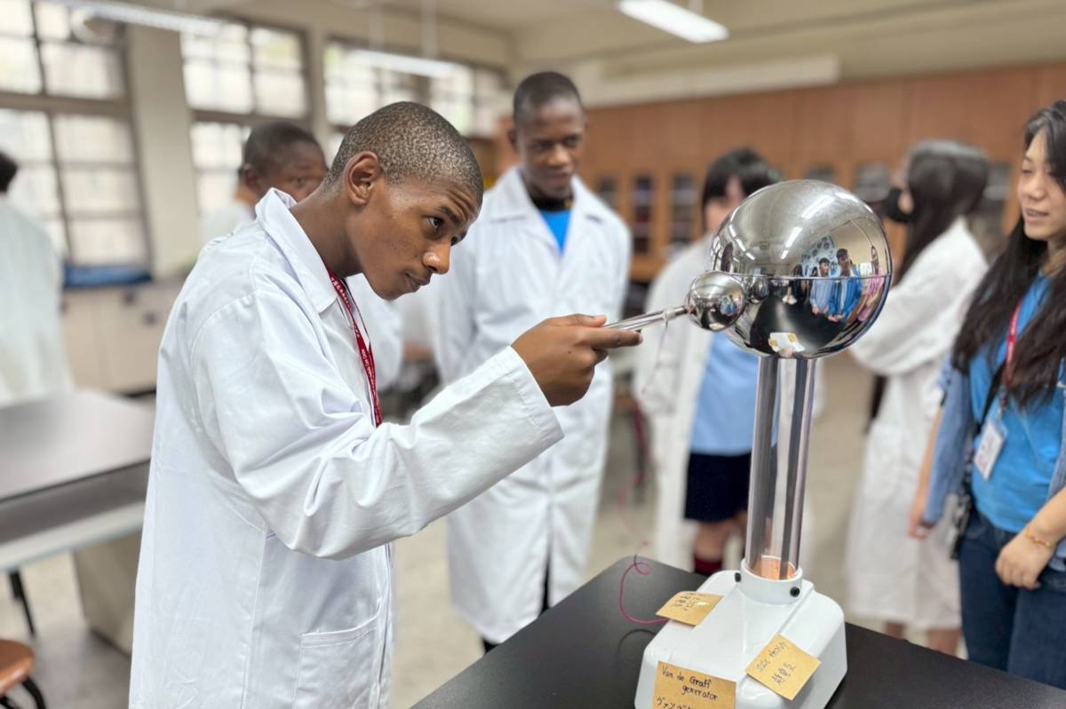 非洲賴索托學童參訪北市忠孝國中，體驗資優班的科學實驗