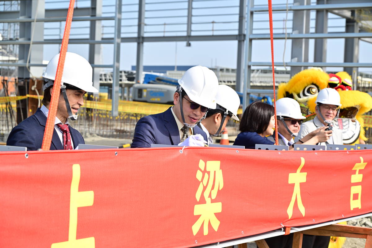 國研院蔡宏營院長在大梁上簽名。(國研院海洋中心提供）