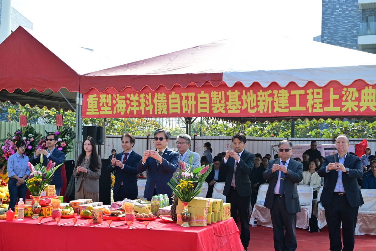 國研院蔡宏營院長率領貴賓上香祭拜。(國研院海洋中心提供）
