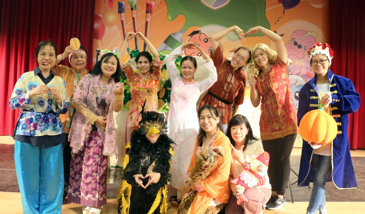 「新住民公益故事團」的新住民媽媽利用假日的時間到圖書館說家鄉故事，將自己母國的