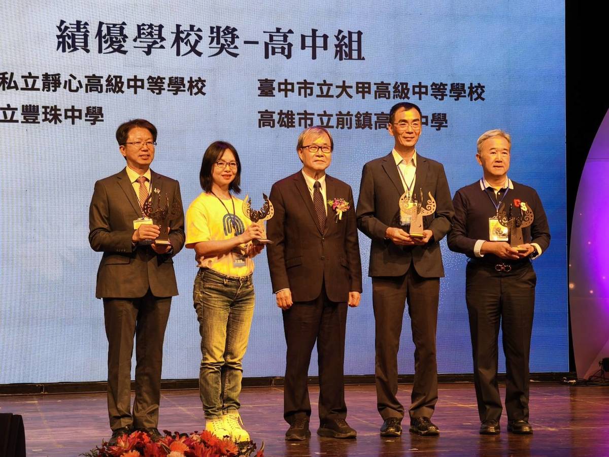 教育部部長鄭英耀(中)頒發績優學校獎得獎學校。