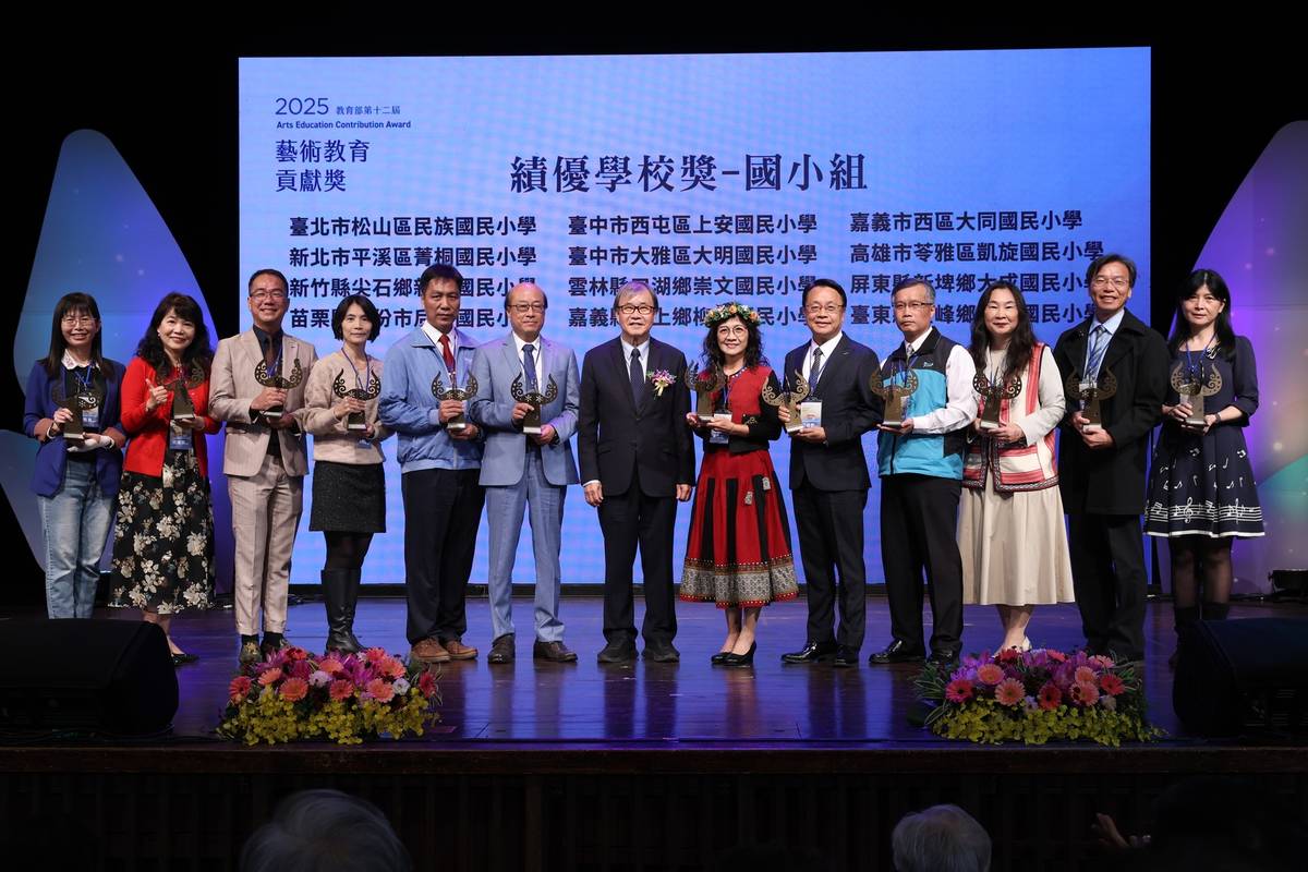 教育部鄭英耀部長與績優學校獎得獎者合影。(教育部提供)